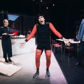 Borås stadsteater 2017 – Kontakt till varje pris. Av: Måns Nilsson & Valle Westesson, Regi: Viktoria Folkesson, Scenografi o kostymdesign Richard Andersson.