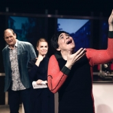 Borås stadsteater 2017 – Kontakt till varje pris. Av: Måns Nilsson & Valle Westesson, Regi: Viktoria Folkesson, Scenografi o kostymdesign Richard Andersson.