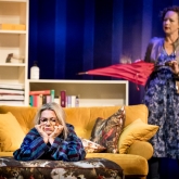 Stackars Birger – Av: Martina Montelius – Regi: Josefin Ankarberg – Scenografi och kostym: Richard Andersson – Örebro teater 2020 – Foto: Kicki Nilsson